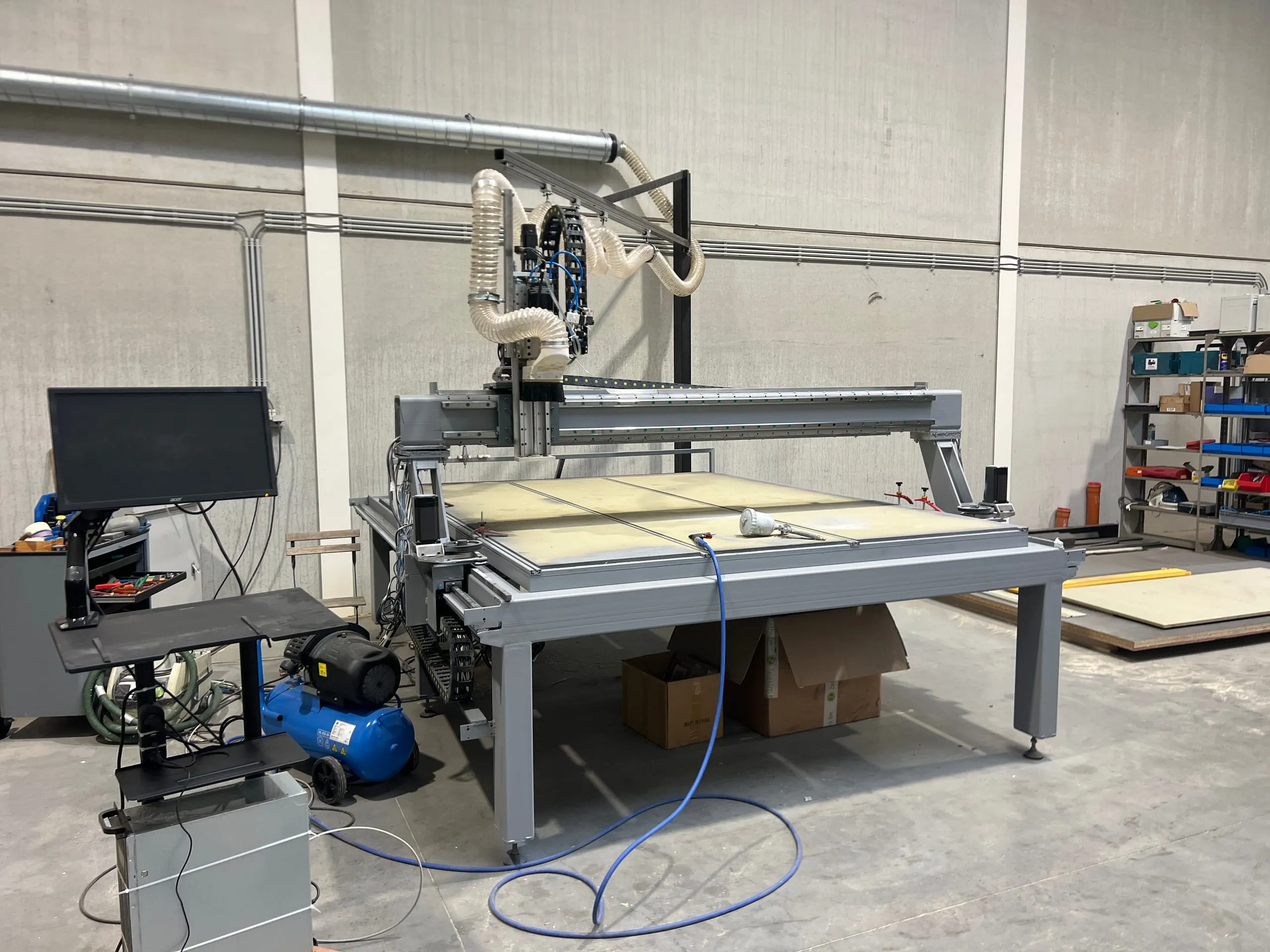De computergestuurde freesmachine in het atelier van Gila Interieur, met bedieningsscherm en een freesbed op formaat van een volledige plaat