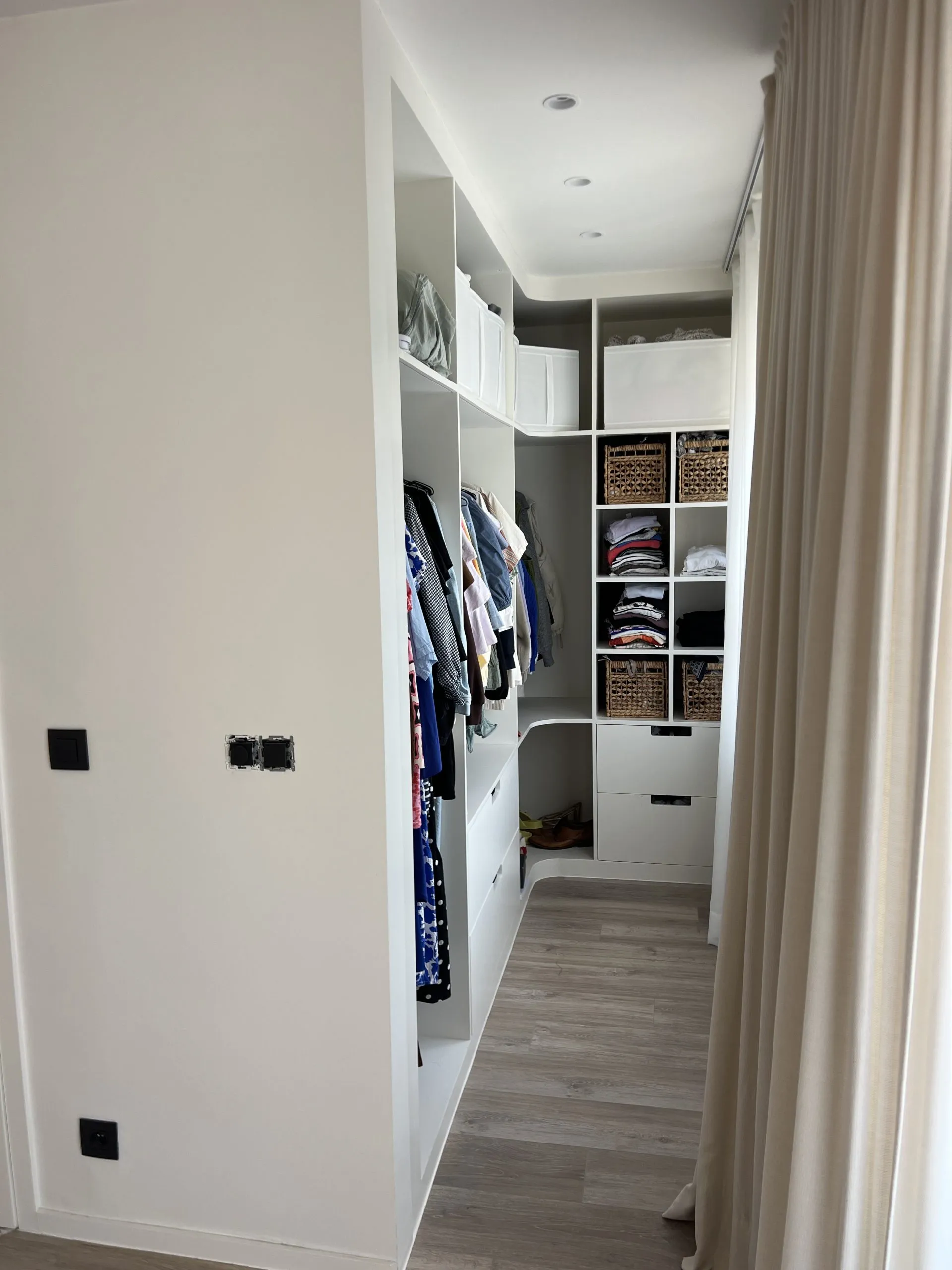 Geplaatste dressing op maat met open legvakken, hanggedeelte en manden in een woning