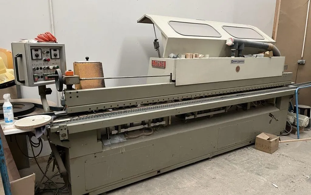 De kantenaanlijmmachine waarmee alle snijkanten van het plaatmateriaal worden afgewerkt