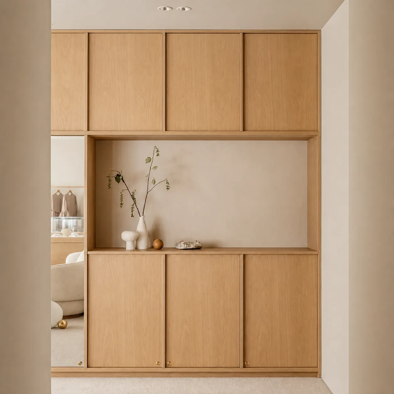 Kastenwand op maat in eiken met een open vitrinenis en spiegeldeur
